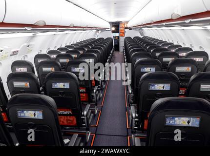 Vue sur un compartiment vide d'un Airbus A320 Neo easyJet dans le hangar de maintenance easyJet nouvellement ouvert. L'ensemble de l'easyJet européen Banque D'Images