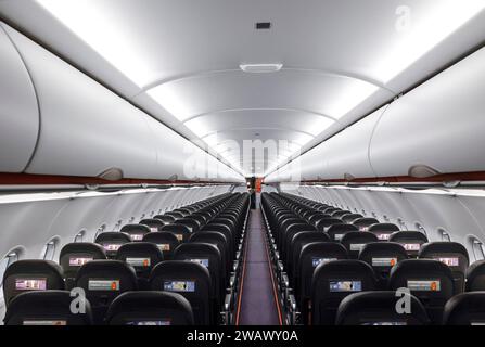 Vue sur un compartiment vide d'un Airbus A320 Neo easyJet dans le hangar de maintenance easyJet nouvellement ouvert. L'ensemble de l'easyJet européen Banque D'Images