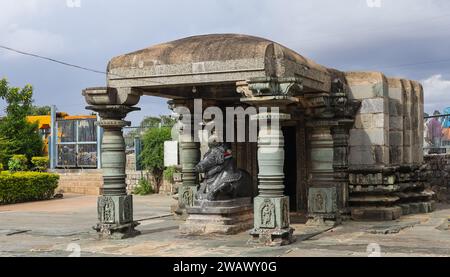 Belle statue de sculpture Nandi et ancien temple Shree Kalleshwara, construit par la dynastie Chalukya, Hire Hadagali, Vijayanagara, Karnataka, Inde. Banque D'Images