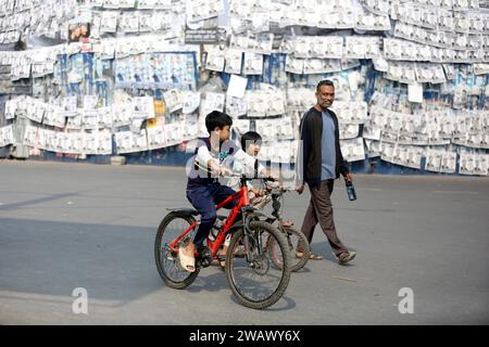 Wahlen au Bangladesh : Bevölkerung wählt neues Parlament les gens arrivent dans un bureau de vote pour voter pour la 12e élection générale nationale à Dhaka, Bangladesh, le 07 janvier 2024. Les dernières élections générales au Bangladesh ont eu lieu en 2018. Les gens votent pour choisir les membres du Parlement national, également connu sous le nom de Jatiya Sangsad Dhaka District Bangladesh Copyright : xHabiburxRahmanx Banque D'Images