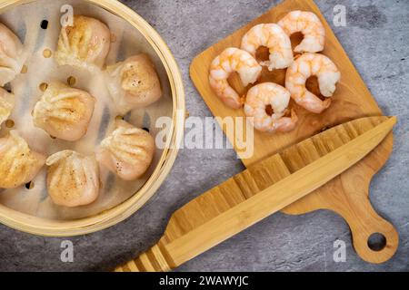 Dumplings dim sum avec crevettes farcies gros plan dans une boîte vapeur en bambou. Banque D'Images