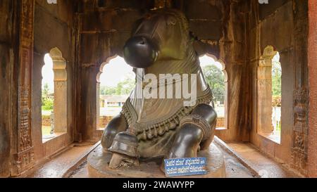 Statue de sculpture de Nandi devant le temple Shri Aghoreshwara Swamy, Ikkeri, Sagar, Karnataka, Inde. Banque D'Images