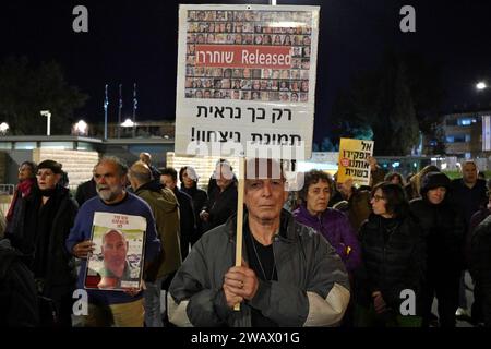 Un israélien tient une pancarte avec des images de captifs libérés de Gaza et un texte qui dit "c'est la seule façon dont une photo gagnante ressemble" lors d'un rassemblement devant la résidence du Président appelant à un accord pour libérer les otages israéliens détenus dans la bande de Gaza le 6 janvier, 2024 à Jérusalem. Plus de 100 otages israéliens capturés le 7 octobre sont toujours détenus à Gaza par le Hamas et d’autres groupes militants, selon les autorités israéliennes. Banque D'Images