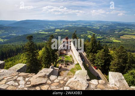 Le château de Kasperk dans le hrad Kašperk est un château gothique en pierre, partiellement en ruine, situé dans les contreforts des montagnes de Šumava Banque D'Images