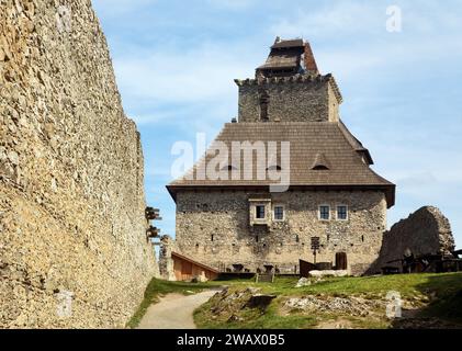 Le château de Kasperk dans le hrad Kašperk est un château gothique en pierre, partiellement en ruine, situé dans les contreforts des montagnes de Šumava Banque D'Images