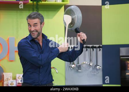 18 décembre 2023, Napoli, napoli, italia : Rai sede di Napoli, 18/12/2023 programma televisivo di cucina 'COOK 40'' - condotta da Flavio Montrucchio. (Image de crédit : © Fabio Sasso/ZUMA Press Wire) USAGE ÉDITORIAL SEULEMENT! Non destiné à UN USAGE commercial ! Banque D'Images