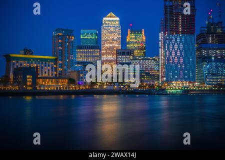 Longue exposition, Canary Wharf avec nouveau développement à Londres la nuit Banque D'Images