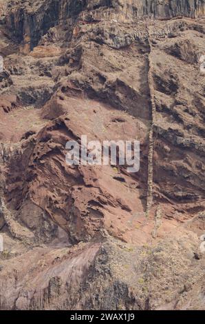 Digue magmatique dans une falaise. Vallehermoso. La Gomera. Îles Canaries. Espagne. Banque D'Images