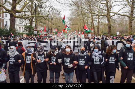 Londres, Royaume-Uni. 6 janvier 2024. Les manifestants pro-palestiniens défilent le long de Birdcage Walk. Des milliers de manifestants ont défilé à Westminster pour réclamer un cessez-le-feu alors que la guerre entre Israël et le Hamas se poursuit. Crédit : Vuk Valcic/Alamy Live News Banque D'Images