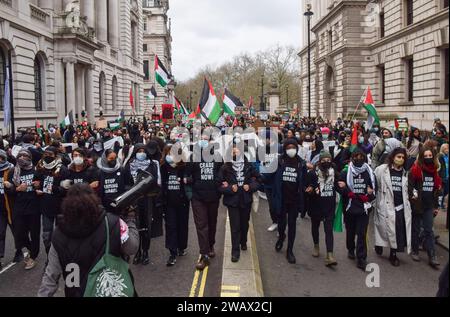 Londres, Royaume-Uni. 6 janvier 2024. Les manifestants pro-palestiniens défilent sur la place du Parlement. Des milliers de manifestants ont défilé à Westminster pour réclamer un cessez-le-feu alors que la guerre entre Israël et le Hamas se poursuit. Crédit : Vuk Valcic/Alamy Live News Banque D'Images