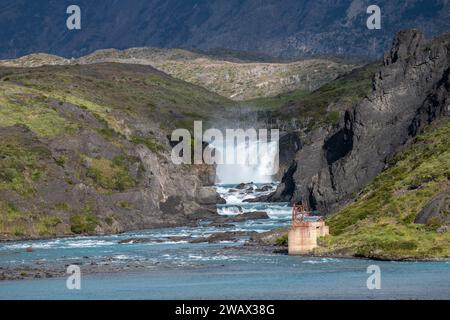 Cascade de Rio Paine dans le parc national Torres del Paine, Chili Banque D'Images