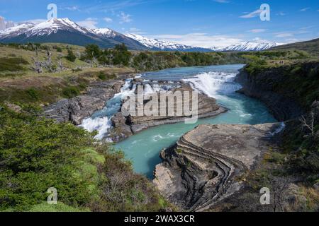 Cascade de Rio Paine dans le parc national Torres del Paine, Chili Banque D'Images