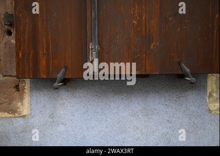 Volets en bois alsaciens typiques à Dambach-la-ville, France. Banque D'Images