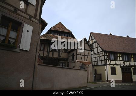 Maisons à colombages typiques à Dambach-la-ville, Alsace France. Banque D'Images