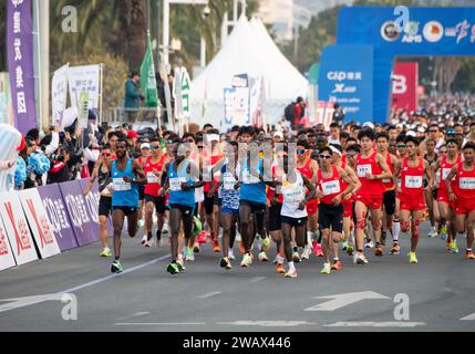 Xiamen, province chinoise du Fujian. 7 janvier 2024. Les participants débutent lors du Xiamen Marathon 2024 à Xiamen, dans la province du Fujian, dans le sud-est de la Chine, le 7 janvier 2024. Crédit : Wei Peiquan/Xinhua/Alamy Live News Banque D'Images