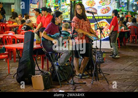 Musicien de rue sur la rue Jalan Alor Food, Kuala Lumpur, Malaisie Banque D'Images