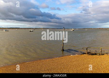 Bateaux à l'amarrage près de l'embouchure de la rivière vue en amont, River deben, Bawdsey Quay, Suffolk, Angleterre, ROYAUME-UNI Banque D'Images