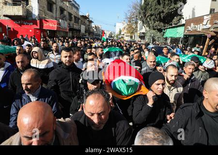 Jenin, Cisjordanie. 7 janvier 2024 : Jénine, Cisjordanie, Palestine. 07 décembre 2024. Cortège funéraire à Djénine de six Palestiniens tués dans une attaque de drone israélien dans le village d'Ash-Shuhada, au sud de Djénine. Crédit : ZUMA Press, Inc./Alamy Live News Banque D'Images