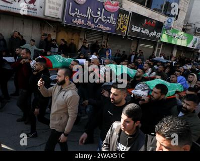 Jenin, Cisjordanie. 7 janvier 2024 : Jénine, Cisjordanie, Palestine. 07 décembre 2024. Cortège funéraire à Djénine de six Palestiniens tués dans une attaque de drone israélien dans le village d'Ash-Shuhada, au sud de Djénine. Crédit : ZUMA Press, Inc./Alamy Live News Banque D'Images