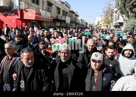 Jenin, Cisjordanie. 7 janvier 2024 : Jénine, Cisjordanie, Palestine. 07 décembre 2024. Cortège funéraire à Djénine de six Palestiniens tués dans une attaque de drone israélien dans le village d'Ash-Shuhada, au sud de Djénine. Crédit : ZUMA Press, Inc./Alamy Live News Banque D'Images