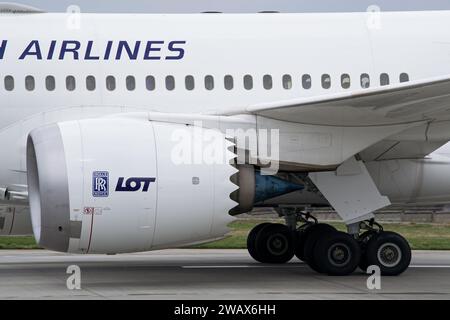 Gros plan du moteur du Boeing 787-9 de LOT Polish Airlines lors d'un roulage au sol après l'atterrissage à l'aéroport de Lviv Banque D'Images