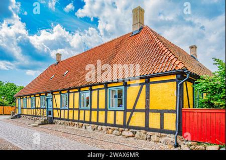 AHUS, SUÈDE - 21 JUILLET 2023 : Maison de ville de la côte ouest dans la région sud de la Suède. Banque D'Images