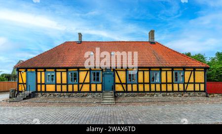 AHUS, SUÈDE - 21 JUILLET 2023 : Maison de ville de la côte ouest dans la région sud de la Suède. Banque D'Images