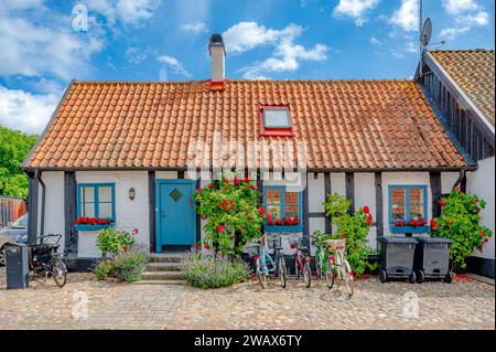 AHUS, SUÈDE - 21 JUILLET 2023 : Maison de ville de la côte ouest dans la région sud de la Suède. Banque D'Images