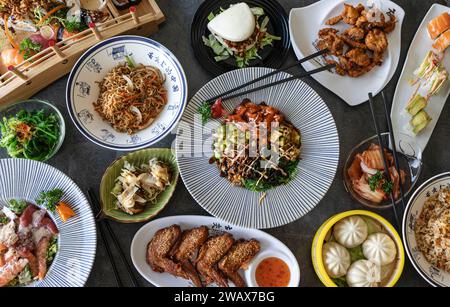 Une vue de dessus de divers plats asiatiques sur la table Banque D'Images