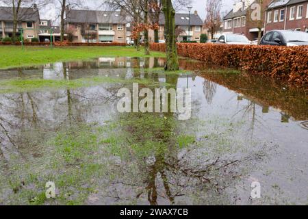 Précipitations extrêmes aux pays-Bas en décembre 2023 avec parc inondé dans une zone résidentielle L. Banque D'Images