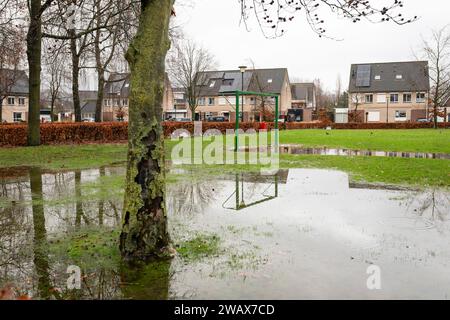 Précipitations extrêmes aux pays-Bas en décembre 2023 avec parc inondé dans une zone résidentielle L. Banque D'Images