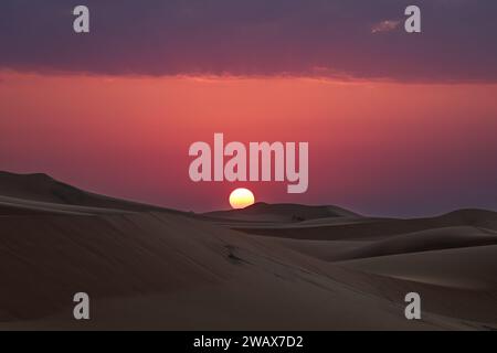 Al Duwadimi, Arabie saoudite. 07 janvier 2024. Lever du soleil et paysage lors de l'étape 2 du Dakar 2024 le 7 janvier 2024 entre Al Henakiyah et Al Duwadimi, Arabie Saoudite - photo Florent Gooden/DPPI crédit : DPPI Media/Alamy Live News Banque D'Images