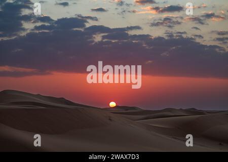 Al Duwadimi, Arabie saoudite. 07 janvier 2024. Lever du soleil et paysage lors de l'étape 2 du Dakar 2024 le 7 janvier 2024 entre Al Henakiyah et Al Duwadimi, Arabie Saoudite - photo Florent Gooden/DPPI crédit : DPPI Media/Alamy Live News Banque D'Images