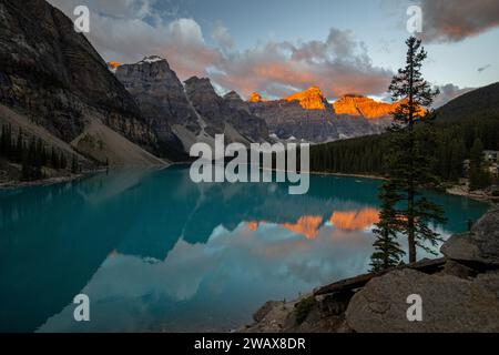 Une vue panoramique du lac Moraine dans le parc national Banff, Canada au lever du soleil Banque D'Images