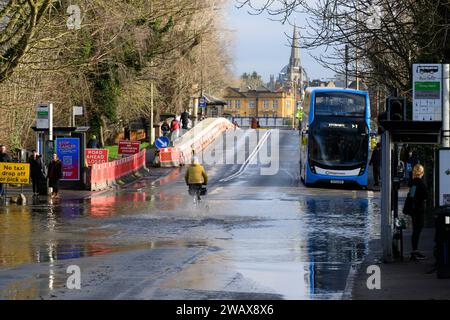 Un cycliste roulant sur Floodwater Botley Road, Oxford, Oxfordshire, Royaume-Uni. 6 Jan 2024 Banque D'Images