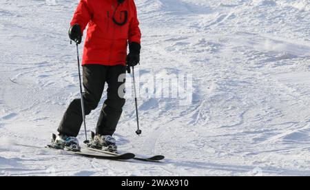 Un homme skiant le long d'une piste sur Mt. Neige dans le Vermont gros plan. Banque D'Images