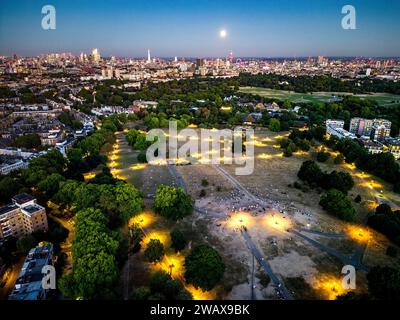 Photos montre : la lune d'esturgeon au-dessus de Londres Parched Primrose Hill attire encore de grandes foules du soir pour regarder la (presque) pleine lune se lever au-dessus de la ville sk Banque D'Images