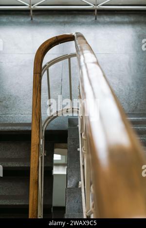 Main courante et escaliers dans un bâtiment industriel classique Banque D'Images