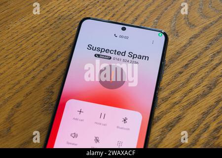 Un écran de smartphone montrant un appel suspect de spam entrant identifié par Android, Royaume-Uni. Thème : appels gênants, appels à froid, appel spam, télévendeur Banque D'Images