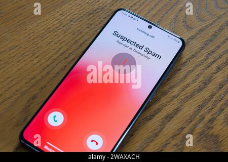 Un écran de smartphone affichant un appel suspect entrant signalé comme un télévendeur, Royaume-Uni. Thème : appels gênants, appels à froid, appel spam, télévendeur Banque D'Images