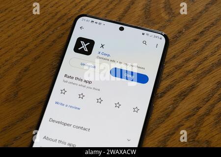 La page d'installation de X App (anciennement twitter) sur un écran de smartphone par la société américaine X Corp, Royaume-Uni. Thème : réseau social, réseautage social Banque D'Images