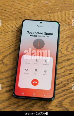 Un écran de smartphone affichant un appel suspect entrant, Royaume-Uni. Thème : appels indésirables, appels à froid, appel spam, télévendeur, appels indésirables, Banque D'Images