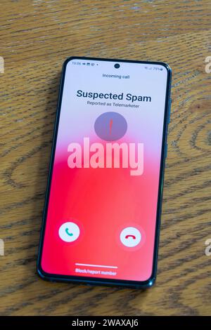 Un écran de smartphone affichant un appel suspect entrant signalé comme un télévendeur, Royaume-Uni. Thème : appels gênants, appels à froid, appel spam, télévendeur Banque D'Images