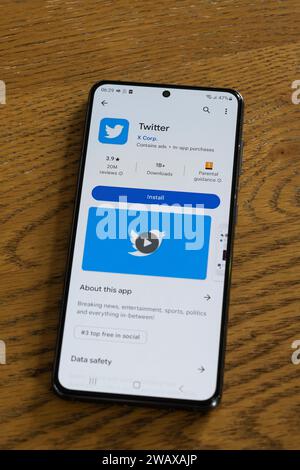 La page d'installation de l'application Twitter sur un écran de smartphone, pendant la période de transition de Twitter à X après l'achat de l'entreprise par Elon Musk. ROYAUME-UNI Banque D'Images