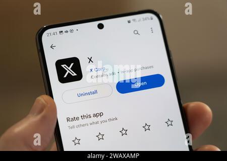 La page d'installation de X App (anciennement twitter) sur un écran de smartphone par la société américaine X Corp, Royaume-Uni. Thème : réseau social, réseautage social Banque D'Images