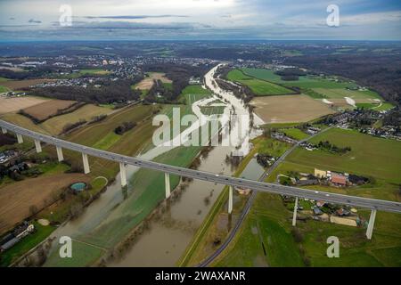 Luftbild, Ruhrhochwasser, Weihnachtshochwasser 2023, Fluss Ruhr tritt nach stasken Regenfällen über die Ufer, Überschwemmungsgebiet Kettwiger Ruhraue mit Mintarder Ruhrtalbrücke der Autobahn A52, Saarn, Mülheim an der Ruhr, Ruhrgebiet, Nordrhein-Westfalen, Deutschland ACHTUNGxMINDESTHONORAORAITS Rainbow River Overview de Noël 2023, Ruhr plaine inondable de Kettwiger Ruhraue avec Mintarder Ruhrtalbrücke de l'autoroute A52, Sarn, Mülheim an der Ruhr, région de Ruhr, Rhénanie du Nord-Westphalie, Allemagne ATTENTIONXMINDESTHONORARx60xEURO Banque D'Images