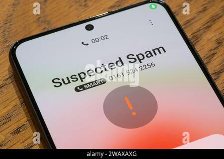 Un écran de smartphone affichant un appel suspect entrant, Royaume-Uni. Thème : appels indésirables, appels à froid, appel spam, télévendeur, appels à froid, appel de fraude Banque D'Images