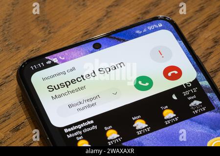 Un écran de smartphone affichant un appel suspect entrant, Royaume-Uni. Thème : appels indésirables, appels à froid, appel spam, télévendeur, appels à froid, appel de fraude Banque D'Images