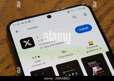 La page d'installation de X App (anciennement twitter) sur un écran de smartphone par la société américaine X Corp, Royaume-Uni. Thème : réseau social, réseautage social Banque D'Images