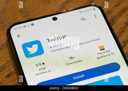 La page d'installation de l'application Twitter sur un écran de smartphone, pendant la période de transition de Twitter à X après l'achat de l'entreprise par Elon Musk. ROYAUME-UNI Banque D'Images